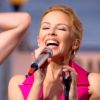 Kylie Minogue - Can't Get You Out Of My Head - live au Grand Journal sous les yeux ébahis de Guy Pearce et Robert Pattinson. À Cannes le 20 mai 2014.
