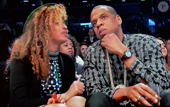 Beyoncé Knowles et Jay Z (copropriétaire de l'équipe de basket ball des Nets de Brooklyn) assitent au match contre Les Rockets de Houston au Barclays Center à New York le 1er avril 2014.