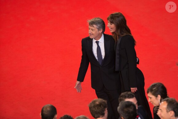 Antoine de Caunes et Doria Tillier - Montée des marches du film "L'homme qu'on aimait trop" lors du 67e Festival du film de Cannes le 21 mai 2014.