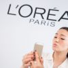 Gong Li teste l'application Makeup Genius de L'Oréal Paris à Cannes. 
 
 
 
 