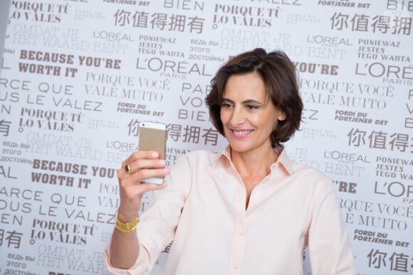 Ines de la Fressange teste l'application Makeup Genius de L'Oréal Paris à Cannes. 
 
 
 