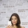 Eva Longoria teste l'application Makeup Genius de L'Oréal Paris à Cannes. 
 
 
 
 