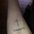 Asia Argento avec une croix et le mot perséverance sur son bras (novembre 2013).