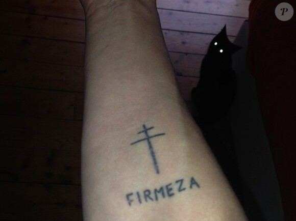 Asia Argento avec une croix et le mot perséverance sur son bras (novembre 2013).