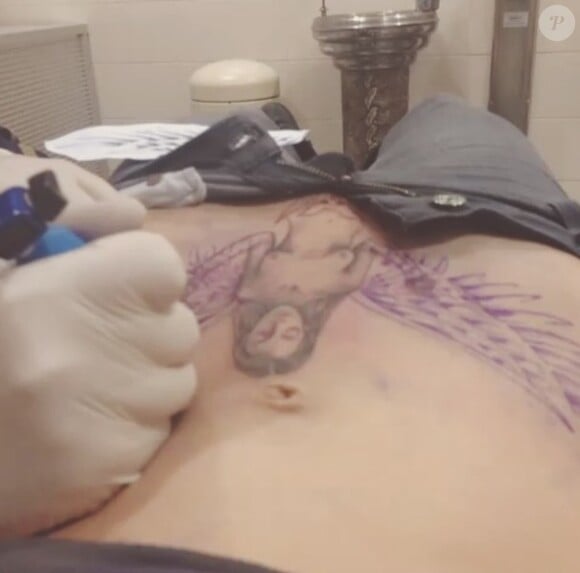 Asia Argento refait son tatouage pubien, un ange conçu à l'âge de 16 ans (février 2014).