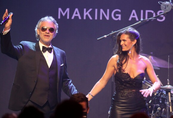 Andrea Bocelli et sa femme Veronica Berti ont permi de récolter 1,1 million d'euros pour la recherche contre le sida en offrant aux enchères un dîner de douze personnes chez eux - Gala Cinema Against Aids de l'amfAR, en marge du Festival de Cannes, le 22 mai 2014 à Antibes