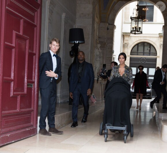 Kanye West, Kim Kardashian et leur fille North se rendent au château de Wideville, propriété de Valentino, pour le brunch de coup d'envoi de leur mariage. Paris, le 23 mai 2014.