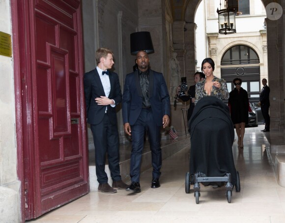 Kanye West, Kim Kardashian et leur fille North se rendent au château de Wideville, propriété de Valentino, pour le brunch de coup d'envoi de leur mariage. Paris, le 23 mai 2014.