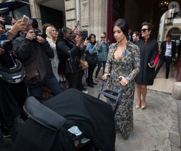 Kim Kardashian, sa fille North et sa mère Kris Jenner se rendent au château de Wideville. Paris, le 23 mai 2014.