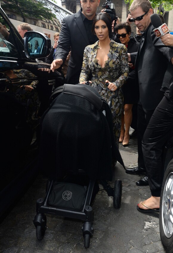 Kim Kardashian et sa fille North se rendent au château de Wideville. Paris, le 23 mai 2014.