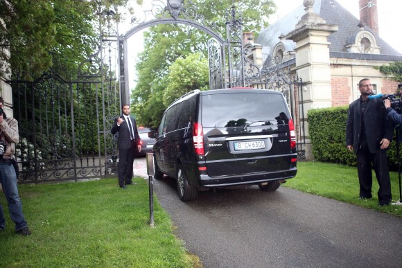 Kim Kardashian, Kanye West et leurs invités arrivent au château de Wideville, propriété de Valentino. Crespières, le 23 mai 2014.