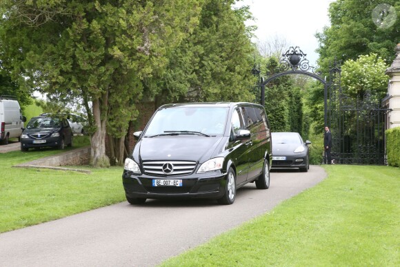 Kim Kardashian, Kanye West et leurs invités quittent le château de Wideville à l'issue de leur brunch. Crespières, le 23 mai 2014.