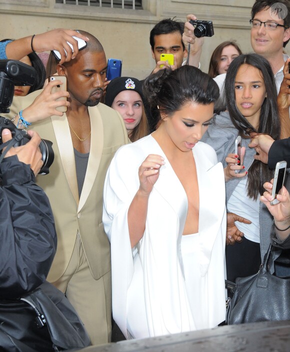 Kim Kardashian et Kanye West quittent leur domicile parisien pour se rendre au château de Versailles. Le 23 mai 2014.