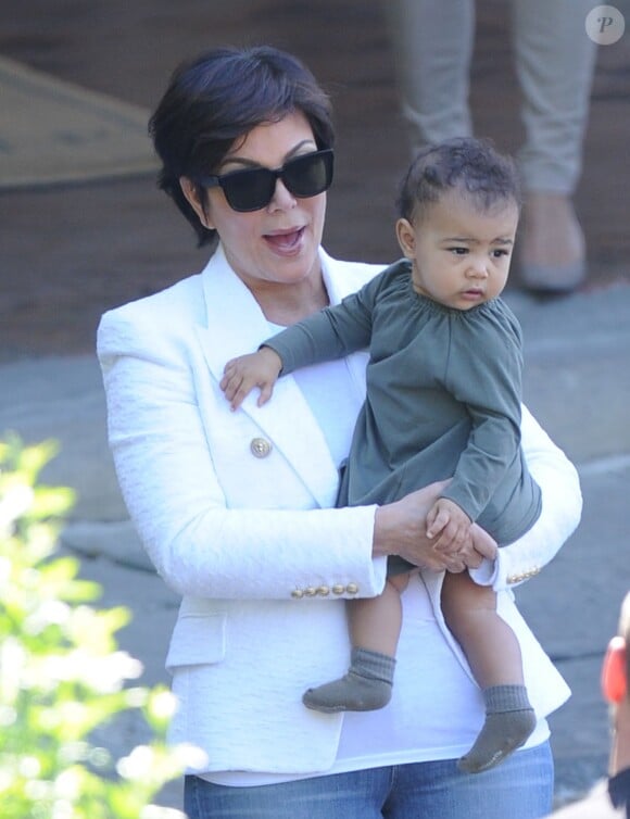 Kris Jenner et sa petite-fille North, au lendemain du mariage de Kim Kardashian et Kanye West, quittent l'hôtel Belmond Villa San Michele. Le 25 mai 2014.