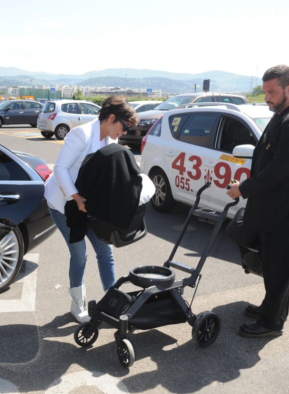 Kris Jenner et sa petite-fille North à l'aéroport de Florence, le 25 mai 2014.