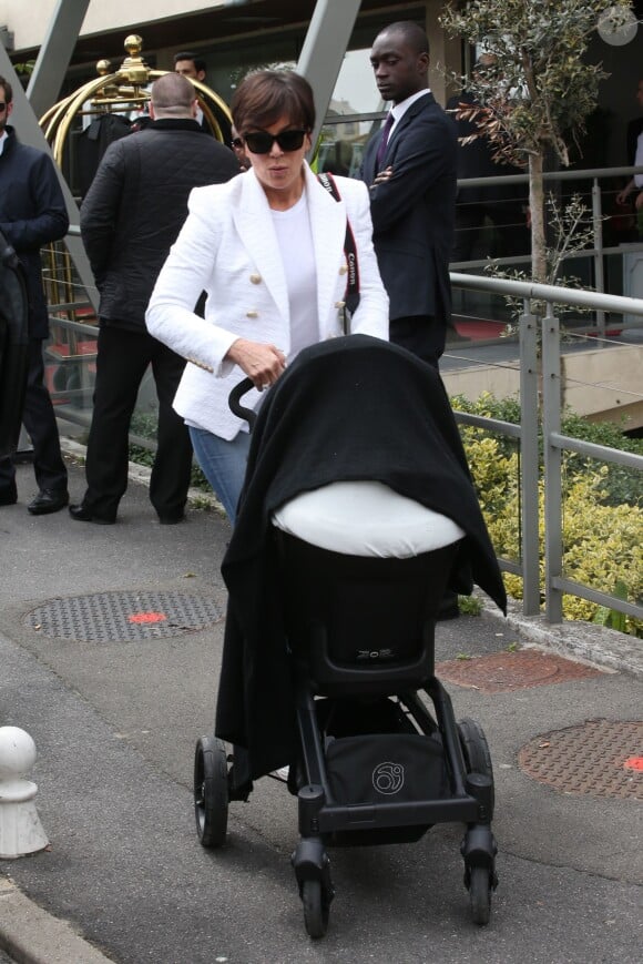 Kris Jenner et North arrivent à l'aéroport du Bourget en provenance de Florence. Le 25 mai 2014.
