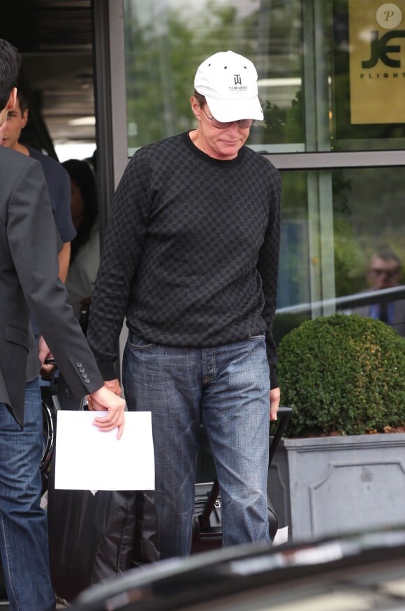 Bruce Jenner arrive à l'aéroport du Bourget en provenance de Florence. Le 25 mai 2014.