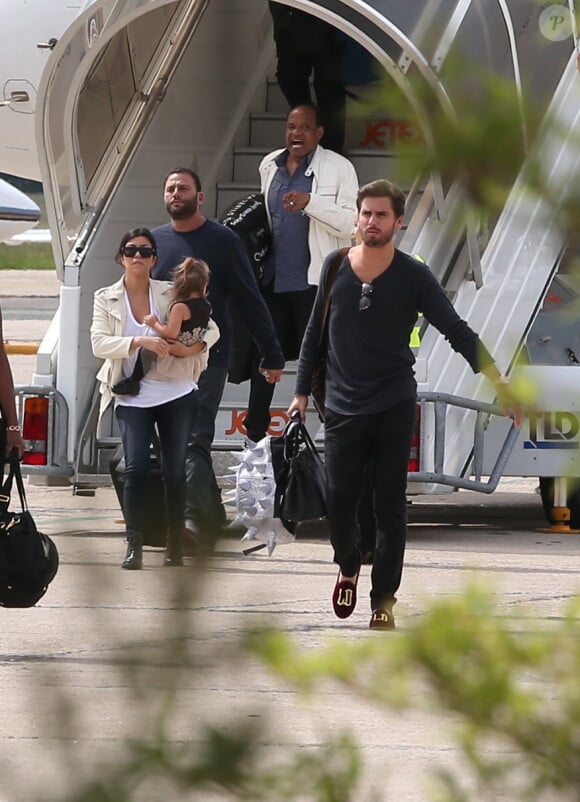 Scott Disick, Kourtney Kardashian, leur fille Pénélope et d'autres invités du mariage de Kim Kardashian et de Kanye West arrivent à l'aéroport du Bourget, en provenance de Florence. Le 25 mai 2014.