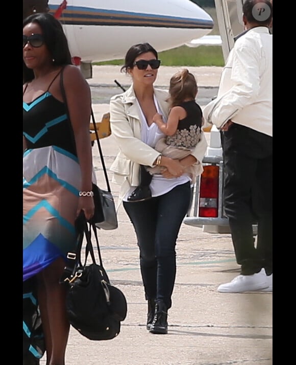 Kourtney Kardashian et sa fille Pénélope arrivent à l'aéroport du Bourget en provenance de Florence. Le 25 mai 2014.