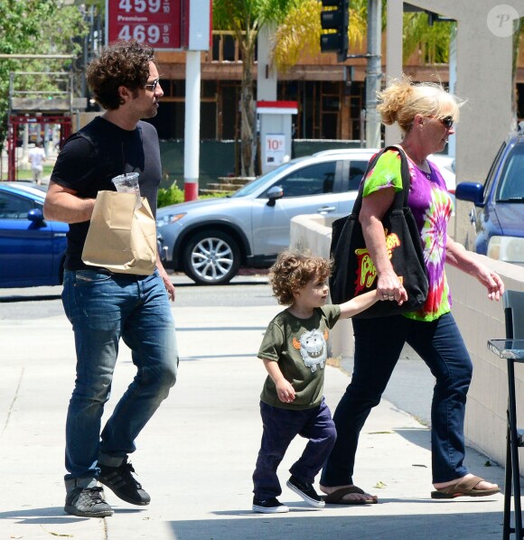 Thomas Ian Nicholas et son fils Nolan River (3 ans) à Los Angeles, le 25 mai 2014. 