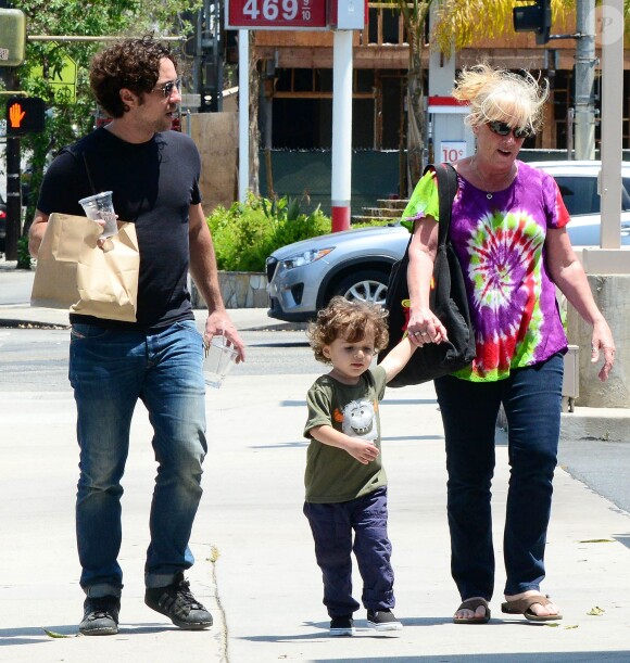 L'acteur Thomas Ian Nicholas et son fils Nolan River (3 ans) à Los Angeles, le 25 mai 2014. 