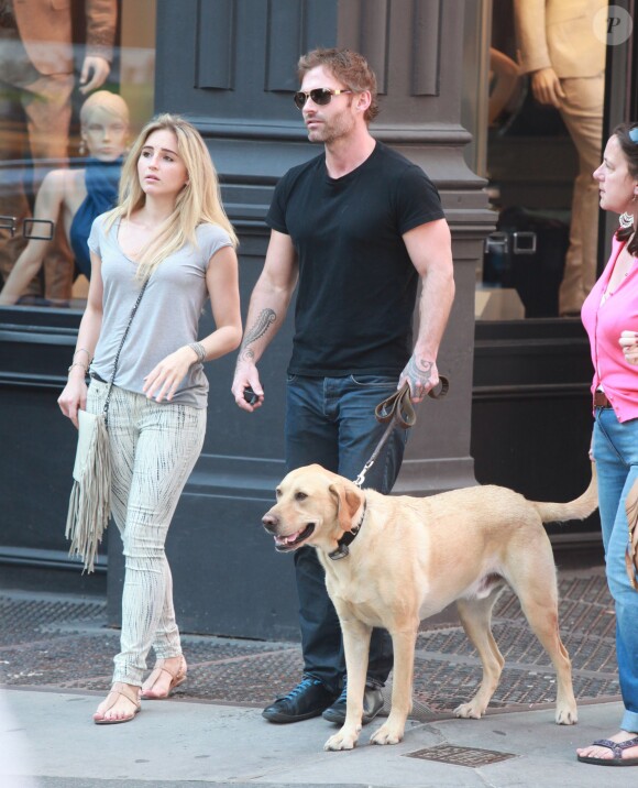 Seann William Scott avec sa compagne et son chien à New York le 25 mai 2014.