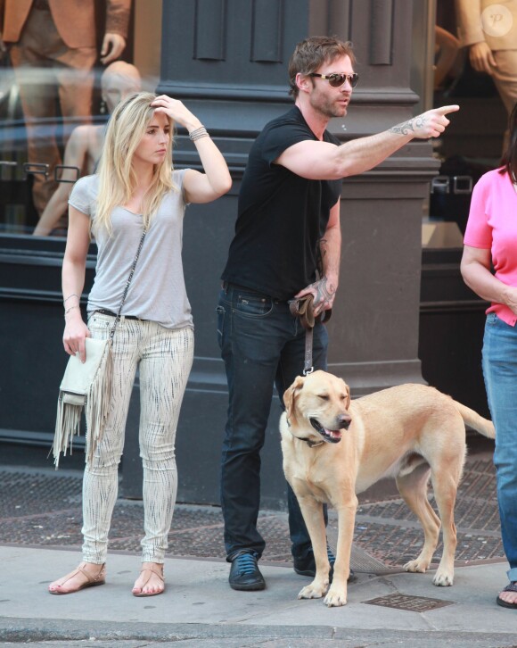 Seann William Scott avec sa compagne et son chien à New York le 25 mai 2014.