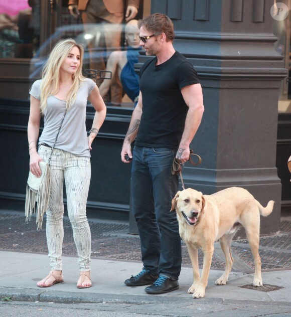 Seann William Scott avec sa compagne et son chien à New York le 25 mai 2014.