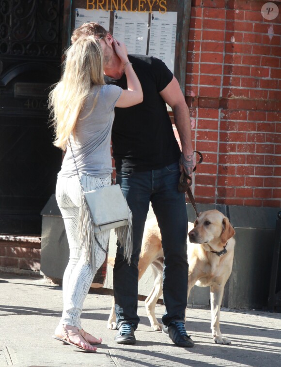 Seann William Scott avec sa compagne et son chien à New York le 25 mai 2014.