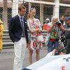 Pierre Casiraghi et sa compagne Beatrice Borromeo très intéressés par la mécanique de pointe des monoplaces, le 25 mai 2014 au Grand Prix de Monaco