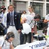 Pierre Casiraghi et sa compagne Beatrice Borromeo très intéressés par la mécanique de pointe des monoplaces, le 25 mai 2014 au Grand Prix de Monaco