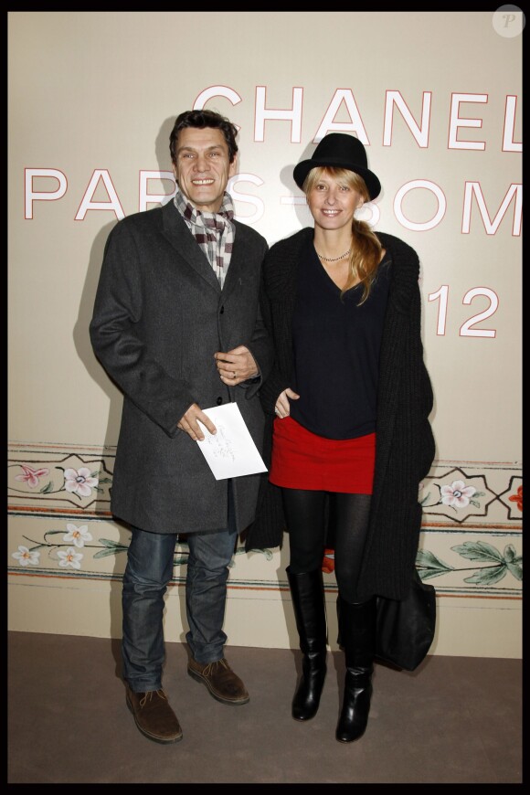 Marc Lavoine et sa femme Sarah lors du défilé Métiers d'art au Grand Palais à Paris le 6 décembre 2011