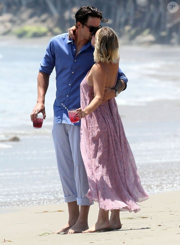 Kaley Cuoco et son époux Ryan Sweeting, amoureux lors du Memorial Day sur la plage de Malibu, le 26 mai 2014 lors de la beach party organisée par le producteur Joel Silver