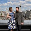 Tom Cruise, Emily Blunt (robe Oscar de la Renta) - Photocall du film "Edge of Tomorrow" sur le toit de l'hôtel Trafalgar à Londres, le 25 mai 2014.
