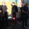 Celui qu'on appelle "l'enlaceur de stars", Vitalii Sediuk, arrêté et menotté par les policiers sur le tapis rouge de Maléfique après avoir agressé Brad Pitt à Los Angeles le 28 mai 2014.