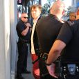 Vitalii Sediuk, arrêté et menotté par les policiers sur le tapis rouge de Maléfique après avoir agressé Brad Pitt à Los Angeles le 28 mai 2014.