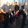 Vitalii Sediuk, arrêté et menotté par les policiers sur le tapis rouge de Maléfique après avoir agressé Brad Pitt à Los Angeles le 28 mai 2014.