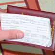 Les officiers de police de Los Angeles ont pris les papiers de Vitalii Sediuk après qu'il a agressé Brad Pitt à Los Angeles le 28 mai 2014 lors de l'avant-première du film Maléfique