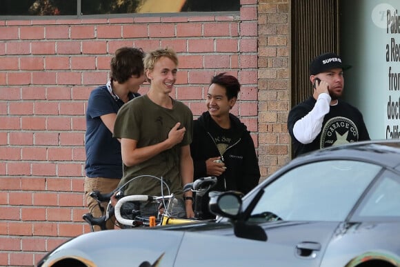 Maddox Jolie-Pitt, le fils d'Angelina et Brad, avec ses amis à Los Feliz (Los Angeles) le 26 avril 2014