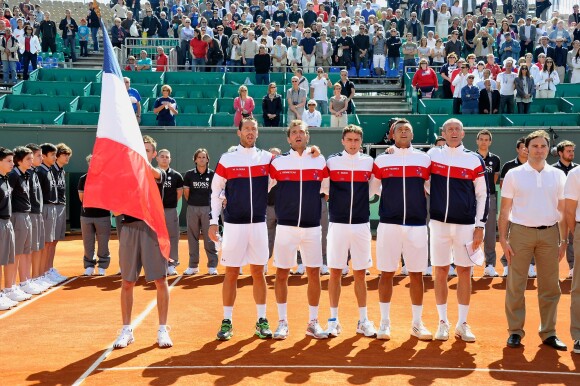 Michael Llodra, Julien Benneteau, Gilles Simon, Jo-Wilfried Tsonga et Guy Forget, à Monaco le 6 avril 2012 lors des quarts de finale de la Coupe Davis
