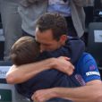 Michaël Llodra, en larmes dans les bras de son fils Théo pour son dernier match à Roland-Garros, le 27 mai 2014 à Paris