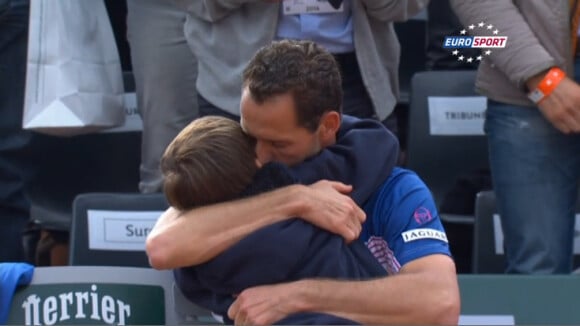 Michaël Llodra en larmes dans les bras de son fils : Ses adieux à Roland-Garros