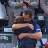 Michaël Llodra dans les bras de son fils Théo lors des ses adieux à Roland-Garros, le 27 mai 2014 à Paris