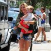Hilary Duff et son fils Luca se promènent à Los Angeles, le 29 mai 2014.