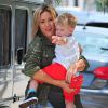 Hilary Duff et son fils Luca se promènent à Los Angeles, le 29 mai 2014.