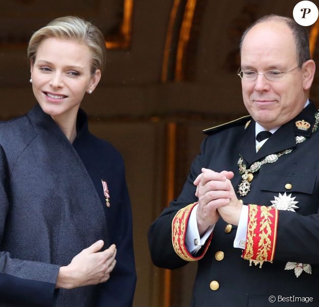 La princesse Charlene et le prince Albert II de Monaco - La famille de Monaco au balcon du palais princier lors de la fete nationale a Monaco. Le 19 novembre 2013