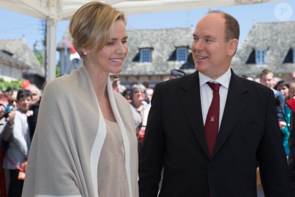 Le prince Albert II de Monaco et son épouse la princesse Charlene ont visité la ville de Carlat où ils ont dévoilé la plaque de l'école Nelson Mandela et ont également visité la ville de Calvinet dans l'ancien Comté de Carladès, le 15 mai 2014.