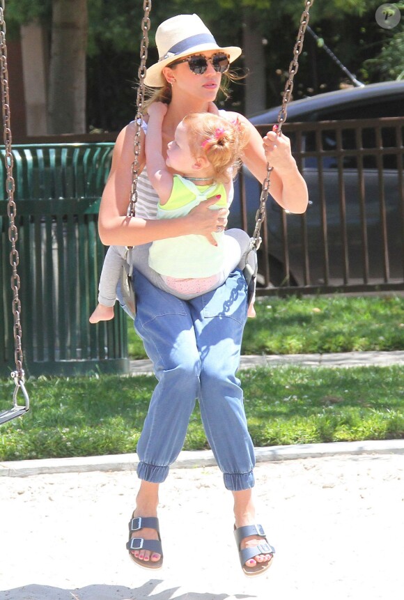 Jessica Alba et sa fille Haven font de la balançoire à Beverly Hills, Los Angeles, le 31 mai 2014.