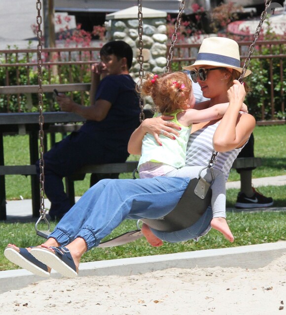 Jessica Alba et sa fille Haven font de la balançoire à Beverly Hills, Los Angeles, le 31 mai 2014.