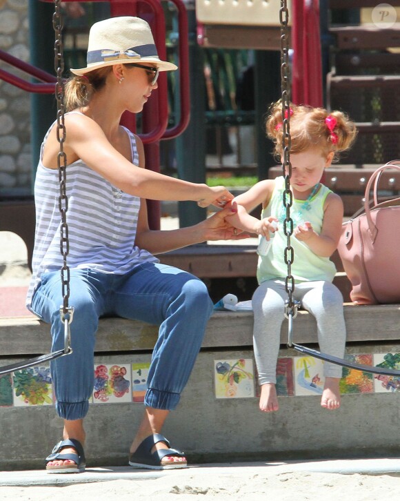Jessica Alba et sa fille Haven font de la balançoire à Beverly Hills, Los Angeles, le 31 mai 2014.